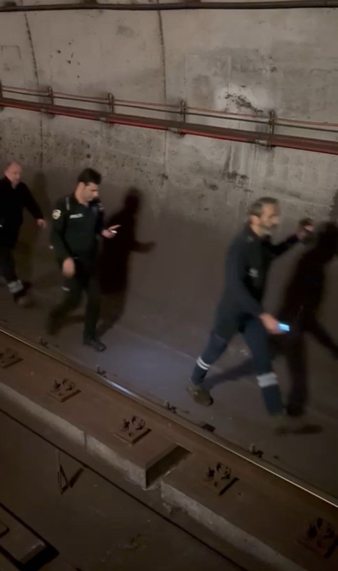 İstanbul metrosunda acı olay! Bir anda atladı, hiç kimse fark etmedi… Seferler aksadı, yolcular raylarda yürüdü - Resim: 2