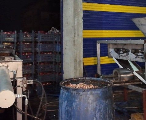 Nar ekşisi imalathanesinden hijyen skandalı! Görüntüler mide bulandırdı - Resim: 1