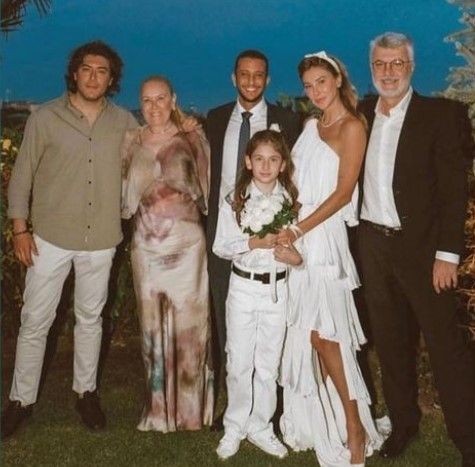 Düğünden aile fotoğrafını paylaştı! Şeyma Subaşı'nın gelinliğinden çok Melisa'nın kıyafeti konuşuldu - Resim: 4