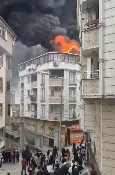 Esenyurt'ta 5 katlı binada korkutan yangın! Dumanlar gökyüzünü kapladı: O anlar kamerada - Resim : 2