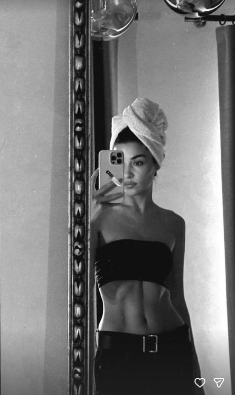 Hakan Sabancı ile ayrılan Hande Erçel'den kas şov! Banyo sonrası ayna pozunu paylaştı - Resim: 5