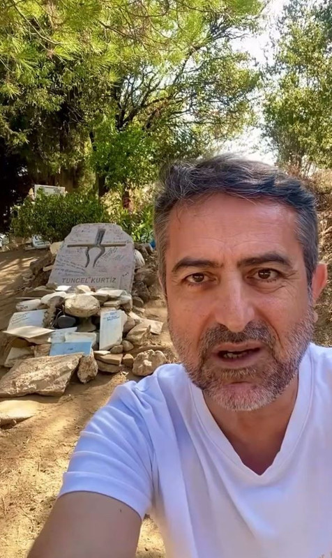 Tuncel Kurtiz'in mezarının son halini gören ünlü oyuncu isyan etti: "Seküler türbesine dönüştürmüşler" - Resim: 5