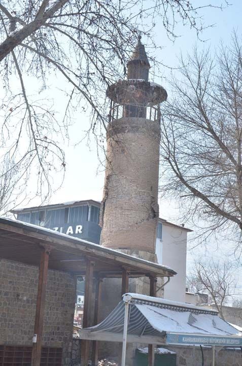 730 yıllık camii büyük depremlerde hasar görmüştü! Caminin minaresi artçı sarsıntılara dayanamadı - Resim: 3