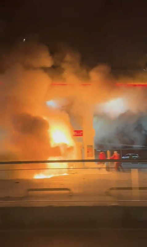 Otomobil akaryakıt istasyonuna daldı! Yakıt alan araç alev topuna döndü: Korku dolu anlar kamerada - Resim: 3