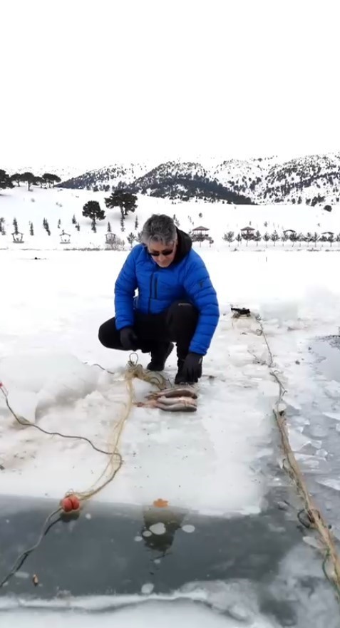 Gümüşhane'de donan göletin ortasında ilk defa balık avlamak istedi. O yöntem sayesinde kilolarca balık yakaladı - Resim : 2