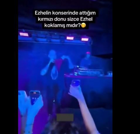 Rapçi Ezhel'in konserine giden genç kız, herkesin içinde kırmızı külodunu çıkarıp sahneye fırlattı. Ezhel'in külodu alıp yaptığı hareket herkesi şaşırttı - Resim: 4