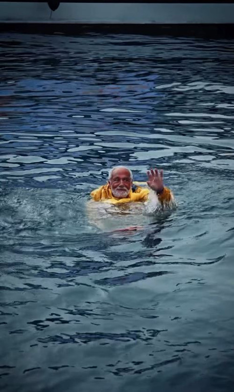 Fedon'dan ters köşe! Buz gibi havada Boğaz'da denize girdi - Resim: 5