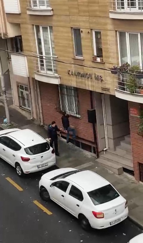 'Sigara izmariti atma' kavgasında ortalık karıştı! Komşuya kaldırım taşıyla saldırdılar: O Anlar kamerada - Resim : 3