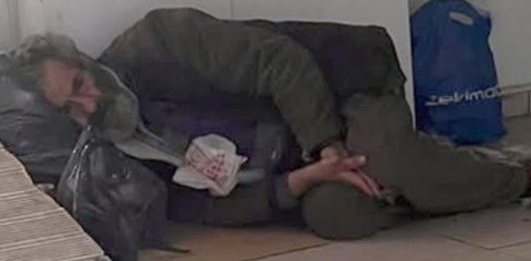 Herkes onu 'Evsiz' sanıyordu! Çöp yığınıyla dolu evini görenler hayrete düştü - Resim: 1