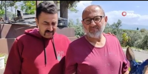 Hatay'da vatandaş 10 dönümlük bahçesinde karşısında bir anda onu gördü. Çocuklarıyla 3 metre yanına kadar yaklaştı yine de kaçmayınca detayı fark etti - Resim: 1