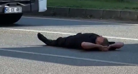 Bursa'da ilginç olay! Yoldan geçen araçlara aldırmadı: Yolun ortasına sırt üstü uzandı! Trafiği tehlikeye atan şahsı arama çalışması başlatıldı - Resim: 1