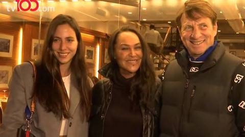 Hülya Avşar beline kadar açtığı yırtmacı ile bir bakana bir daha baktırdı - Resim: 1