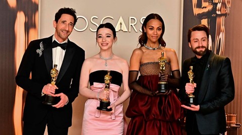 Oscar'ın en çok konuşulan olayı! Halle Berry'den 22 yıl önceye gönderme! Adrien Brody'yi eşinin yanında dudağından öptü - Resim: 1