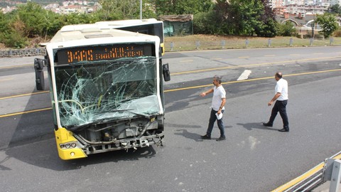 İki metrobüs çarpıştı, çok sayıda yaralı var