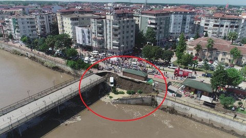 Yer: Samsun... İnsanlar üzerindeyken bir anda çöktü! - Resim: 1