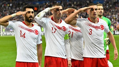 UEFA'dan asker selamı kararı!