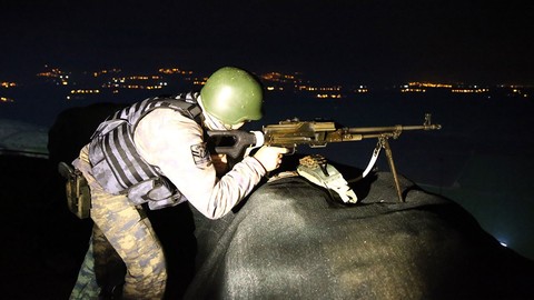 Yeni yıla nöbet tutarak girdiler