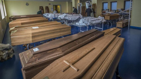 İtalya'da korona virüsten ölenlerin cenaze işlemlerine yetişilemiyor! Tabutları yanlarında duruyor!