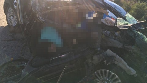 Mersin'de korkunç kaza! Cesetler otomobile sıkıştı