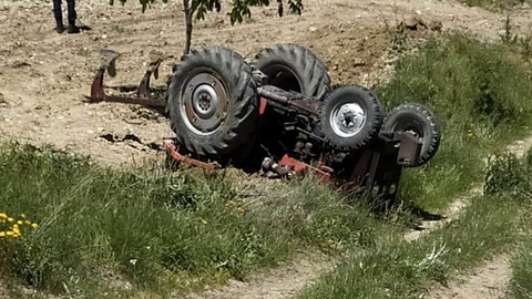 Feci ölüm! Traktörün altında kaldı