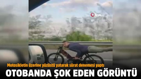 Otobanda şok eden görüntü! Motosikletin üzerine yüzüstü yatarak sürat denemesi yaptı