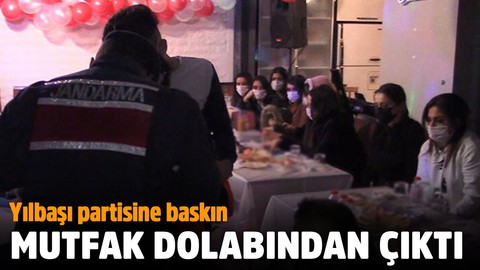 Yılbaşı partisine baskın! Mutfak dolabından çıktı