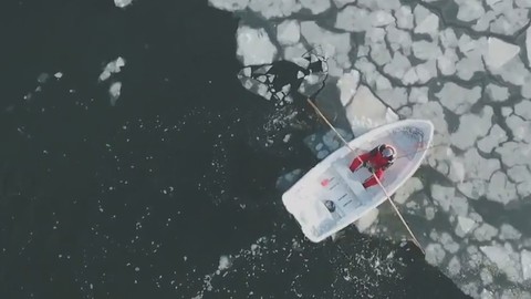 Finlandiya’da buz kaplı denizde mahsur kalan kişi böyle kurtuldu