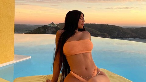 Kylie Jenner mavi bikinisiyle sosyal medyayı salladı!