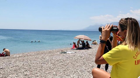 Konyaaltı sahilinin tek kadın cankurtaranı yalandan boğulma vakaları yüzünden bezdi