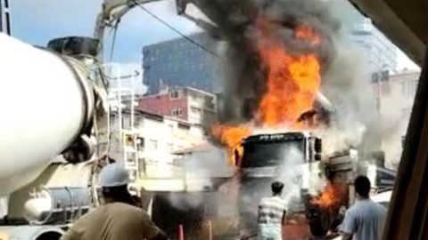 Kadıköy'de korkutan yangın! Beton pompası alev alev yandı