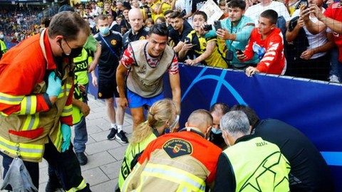 Cristiano Ronaldo'nun şutu güvenlik görevlisini devirdi!