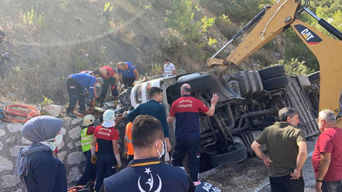 Küçükbaş hayvan yüklü tır devrildi:  2 kişi öldü, 1 kişi ağır yaralandı