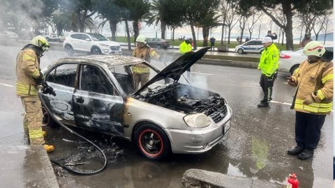 Kartal Sahil Yolunda otomobil alev alev yandı