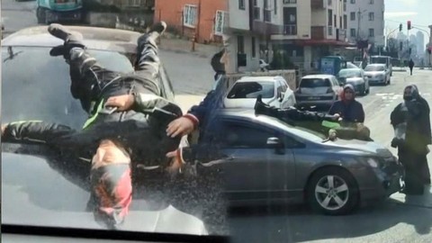 Ümraniye’de kaza yapan motosikletli otomobil üstüne düştü