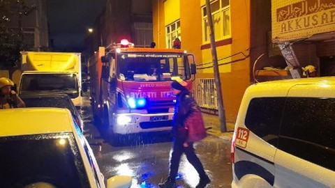 Bağcılar'da 3 katlı binanın bahçesinde göçük oluştu