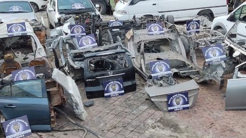Hacizli ve çalıntı araçları parçalarken suçüstü yakalandı
