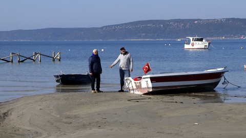 Çanakkale'de deniz çekildi, tekneler karaya oturdu