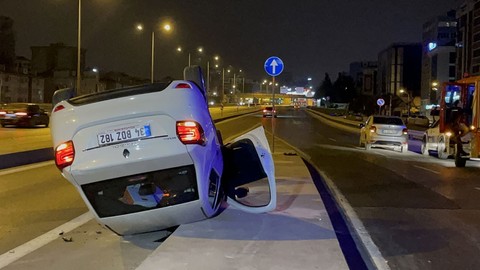 Kadıköy'de refüje çarpan otomobil takla attı!