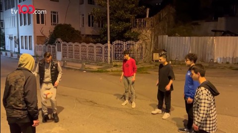 Fenerbahçe'nin yıldızı gençlerle sokakta top oynadı