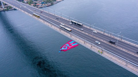 Şampiyon Trabzonspor'un bayrağı Boğaz'da uçuyor!