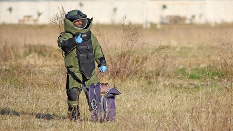 Kağıthane'de şüpheli çantanın içinden el bombası çıktı: Bomba imha uzmanları etkisiz hale getirdi