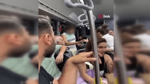 Metrobüste genç kadının fotoğrafını çekti, fark edilince 'Tamam sileceğim' dedi