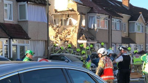 Londra'da bir binada patlama! Bina çöktü: 1 çocuk öldü, 3 kişi yaralandı