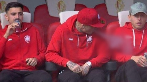 Yıldız futbolcu Radja Nainggolan, yedek kulübesinde sigara içince kadro dışı bırakıldı!