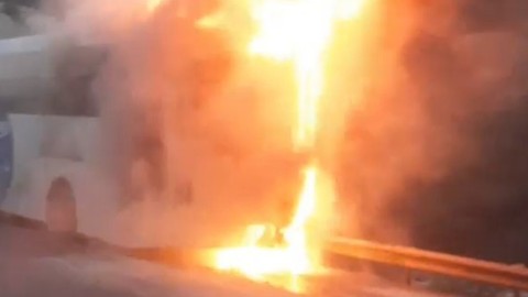 Yolcular kabusu yaşadı! Otobüs alev alev yandı: Dumanlar gökyüzü sardı