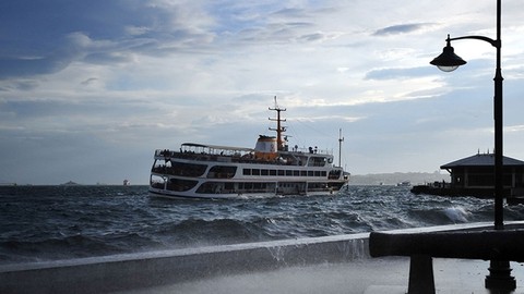 İstanbul'da vapur seferlerine lodos engeli