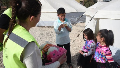 Depremzede çocuklara gönderilen kutudaki not herkesi duygulandırdı! Görenler "İyi ki varsın Zeynep Duru" dedi