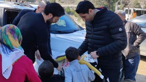 Depremzedelere moral veren iş insanı Uğurcan Kapıdağ hayvanları da unutmadı