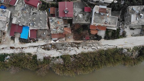 Hatay'da dehşete düşüren yeni görüntüler! Evlerin yakınında bulunan yol depremde çöktü - Resim: 1