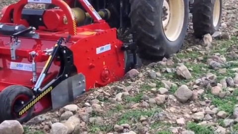 Türk çiftçilerin hepsi hemen bu makineyi görmeli... Tarladaki taşları un ufak etti, toprağı ekime hazır yaptı